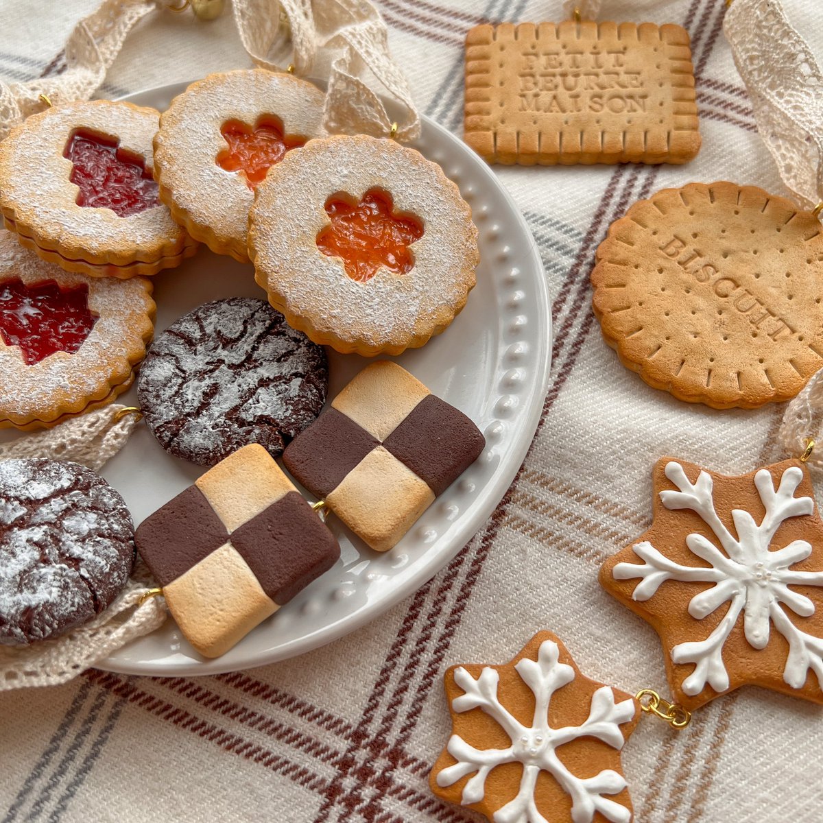 etherealartiste's tweet photo. life size cookie ornaments! ☕️🍪 https://t.co/PaIOonhNqJ