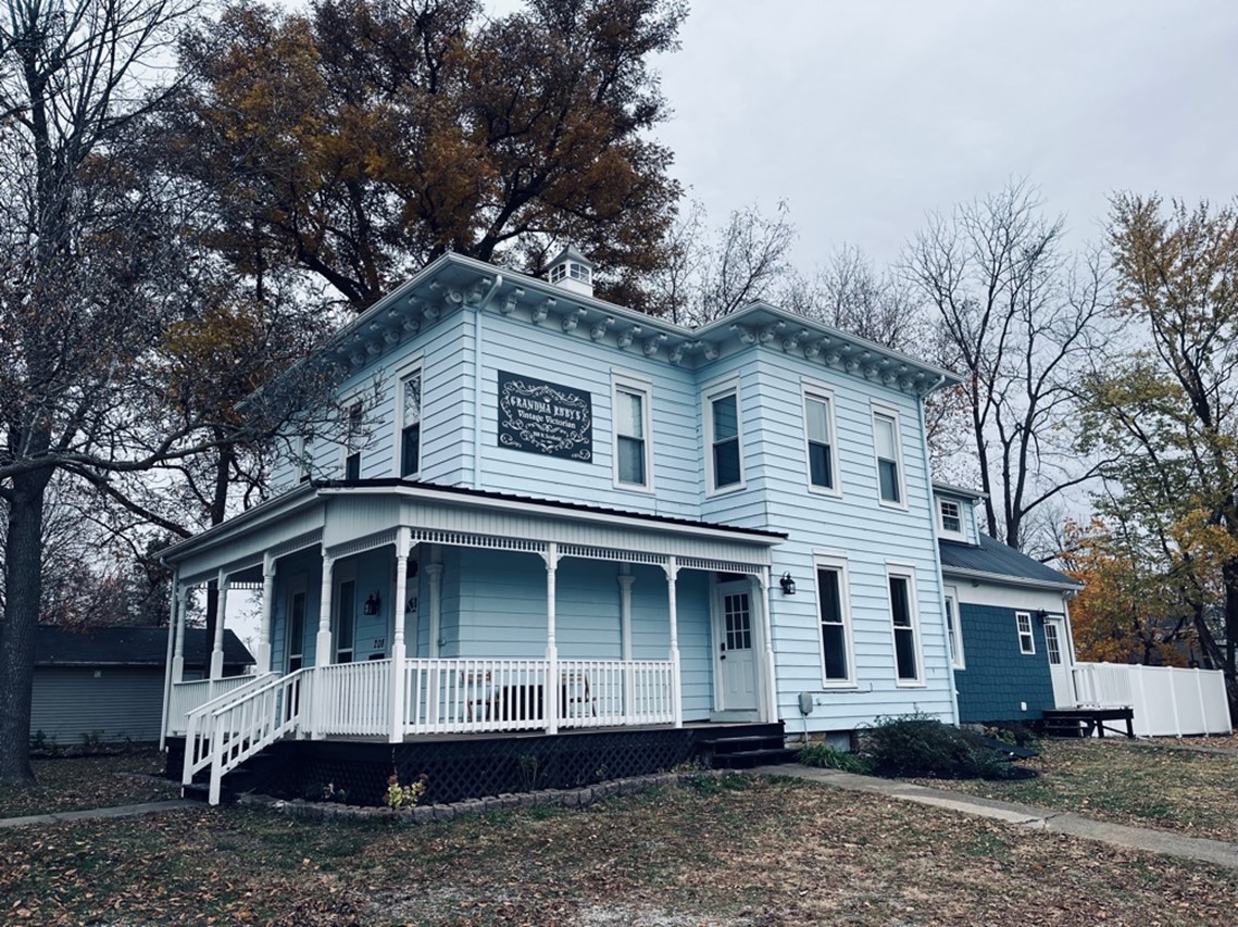 RegOffice26's tweet photo. Holiday Open House to Support Food For Thoughts in Hancock County on Dec 1 from 1-6:30pm!
You are invited to tour Grandma Ruby’s Vintage Victorian at 208 S. Scofield, Carthage, for a free will donation. Show your support because children should hunger for success, not food! https://t.co/W8jRqMSuC2