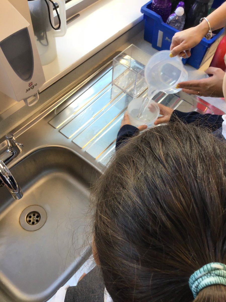 SomersHeath4's tweet photo. Please to ‘metre’! Our children ‘weighted’ for this lesson for a long time. They had the ‘capacity’ to measure in THREE different ways during our practical maths lesson. They really enjoyed themselves! https://t.co/99N1Rh2nMZ