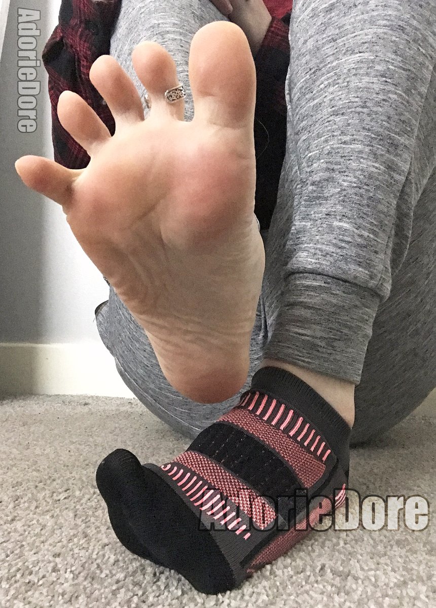 👣tsfootfetish👣 On Twitter Rt Adoriedore Would You Rather Worship My Feet Or My Socks Tell 