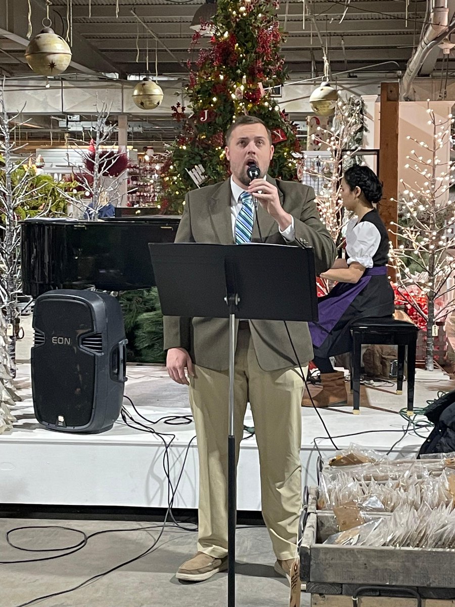 HardingForLang's tweet photo. The Noël Singers sang carols to represent Harding at the Guess Warehouse Shoppers in Des Arc, AR Saturday, 19th of November 2022. Italian Club members, Music faculty and Alumni participated in the presentation! They loved it and want us back next year!!! https://t.co/ocXkaMMGd1