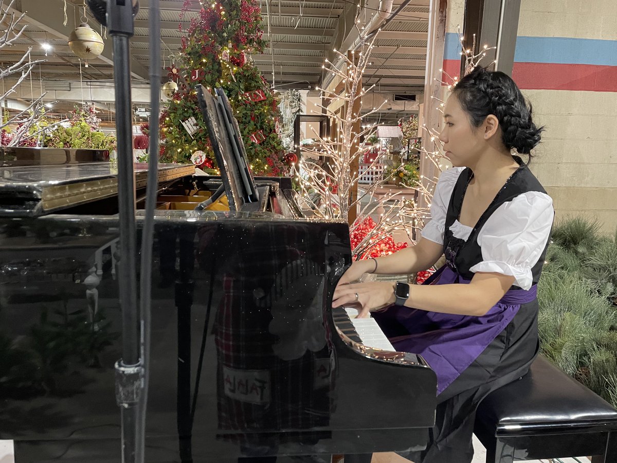 HardingForLang's tweet photo. The Noël Singers sang carols to represent Harding at the Guess Warehouse Shoppers in Des Arc, AR Saturday, 19th of November 2022. Italian Club members, Music faculty and Alumni participated in the presentation! They loved it and want us back next year!!! https://t.co/ocXkaMMGd1