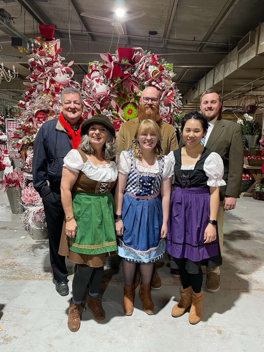 HardingForLang's tweet photo. The Noël Singers sang carols to represent Harding at the Guess Warehouse Shoppers in Des Arc, AR Saturday, 19th of November 2022. Italian Club members, Music faculty and Alumni participated in the presentation! They loved it and want us back next year!!! https://t.co/ocXkaMMGd1
