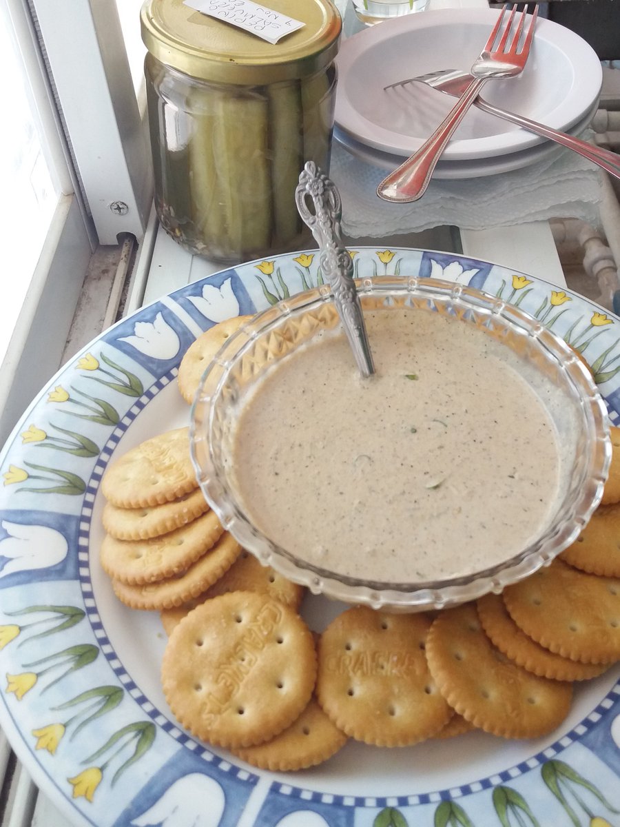 ElDaka22's tweet photo. mientras tanto con #hector... prueba de sabor numero 9087593457 de los #pickles de #pepino.. no soy #preper pero uso su #tecnologia.. #dakaDIY
(este cabron se avento el #Dip.. pero le puso chile #habanero.. entraba y picaba.. salia al otro dia y repicaba.. jajaja ) https://t.co/fiUKaS1f6F