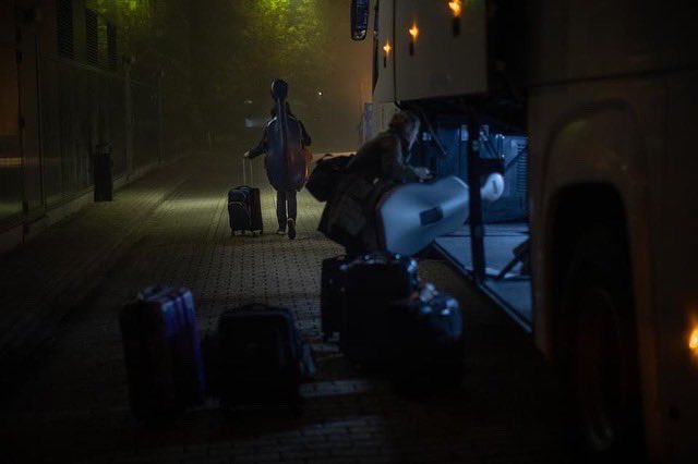 Goedenavond! 🇧🇪 – Wir sind on the road in Belgien, wo wir in den kommenden Tagen #Gastspiele in zwei der renommiertesten Musikzentren dieses Landes geben werden. <a href="/deSingel/">DE SINGEL</a> <a href="/DeBijloke/">De Bijloke</a> @baldurbronniman <a href="/s_steenandersen/">Simon Steen-Andersen</a> @nicolashodges 📸: @brat_goldie