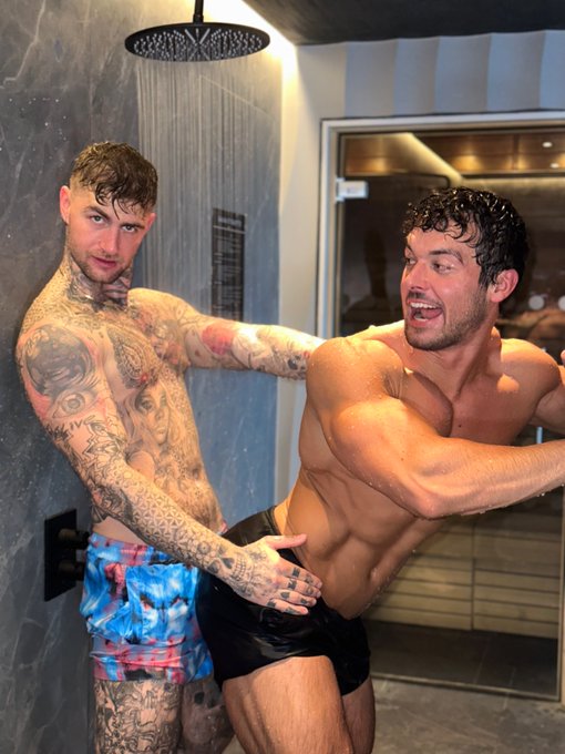 Shower time 🚿 https://t.co/6kf5VgW4GV<a href="/tag/gym"class="tags"><span>#gym</span></a><a href="/tag/fitness"class="tags"><span>#fitness</span></a>