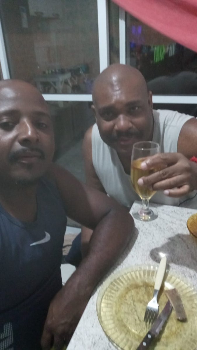 PeixotoRavel's tweet photo. tomando um gelo e comendo uma janta com meu amigo mano querido adriano pereira ravel peixoto https://t.co/r3dMz7uUjA