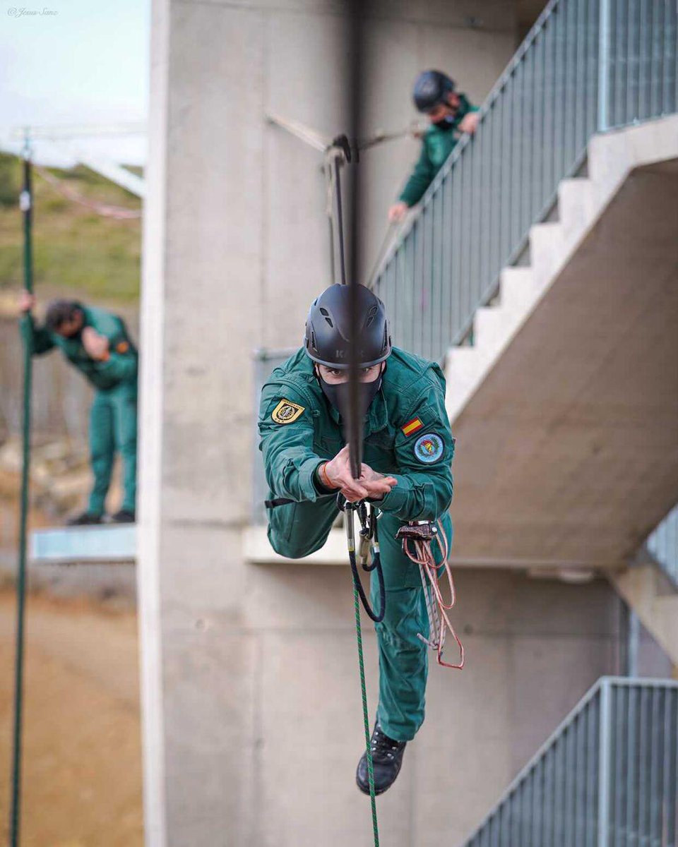guardiacivil's tweet photo. Mucha fuerza para nuestro compañero de la Unidad de Acción Rural #UAR que ha sufrido un grave accidente en Santander, durante un ejercicio del "LIV Curso de Adiestramientos Especiales (#ADE) de la @guardiacivil.

"Siempre #GAR" 💪 https://t.co/2GXA35i7tC