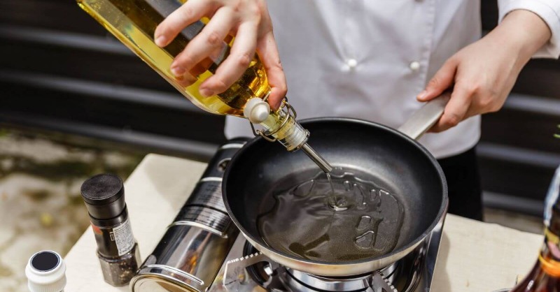 AllergicLiving's tweet photo. Do people with #peanutallergy need to worry about eating foods cooked in or containing peanut oil? It depends. Read &amp; learn important differences between refined &amp; unrefined peanut oil &amp; food labeling requirements in different countries. @NutFreeWok @MountSinaiNYC #foodallergies