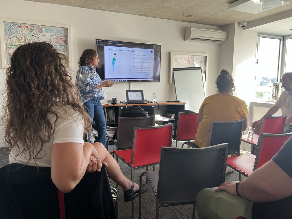 RLadiesMVD's tweet photo. Qué emoción! Contando después de mucho tiempo, en forma presencial, qué es #rladies y por qué existimos 🤩 https://t.co/1VLoPgFUwB