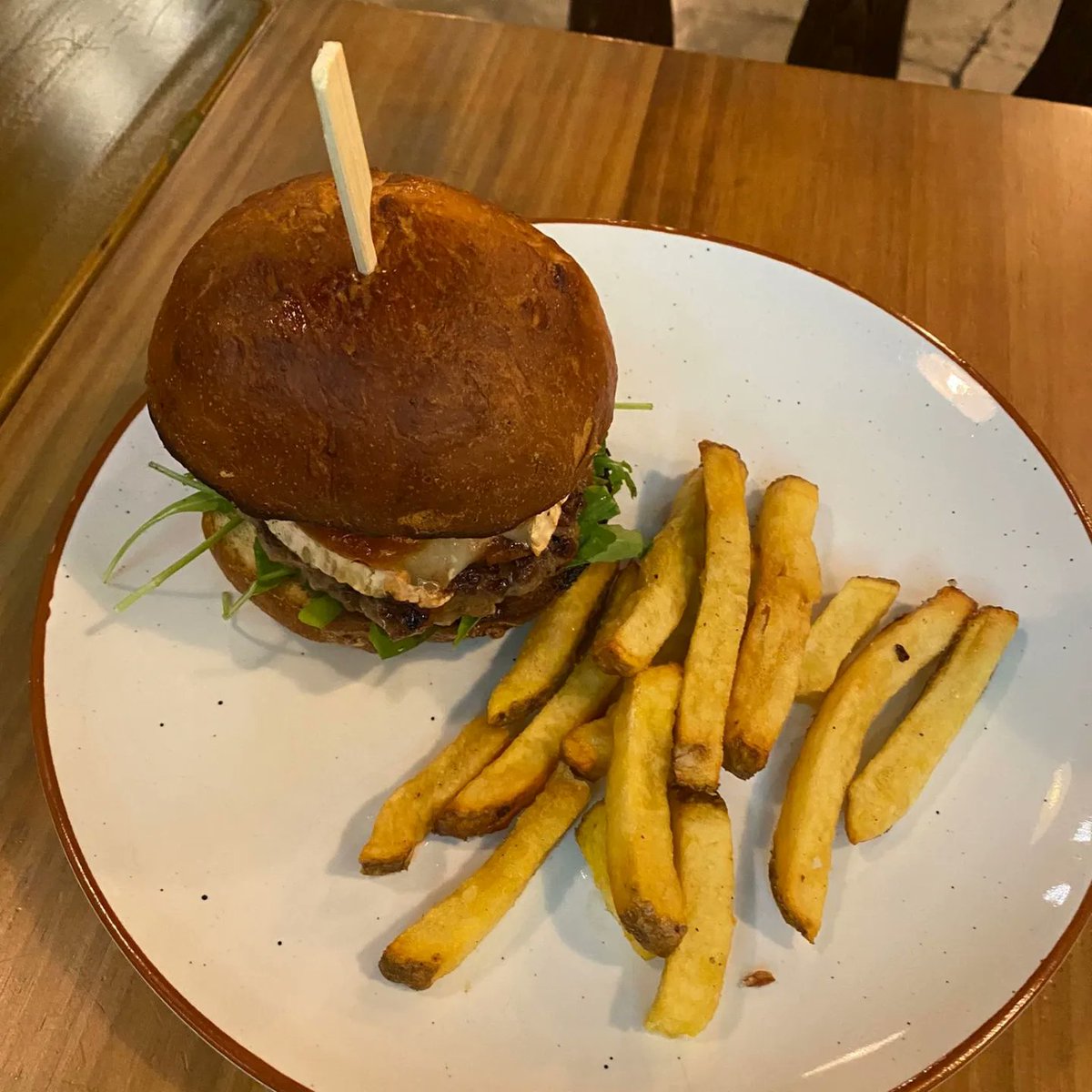 Orgulloceliaco's tweet photo. 👉 El Miracle es un bar de comida #singluten de #Valencia en el que encontraréis hamburguesas, carnes, ensaladas, crepes y platos veganos y vegetarianos.
Carta y cocina es 100% #libredegluten y de #contaminacaocruzada  Pertenecen a @Acecova 
#valenciasingluten #orgulloceliaco https://t.co/AqLyg3hqZL