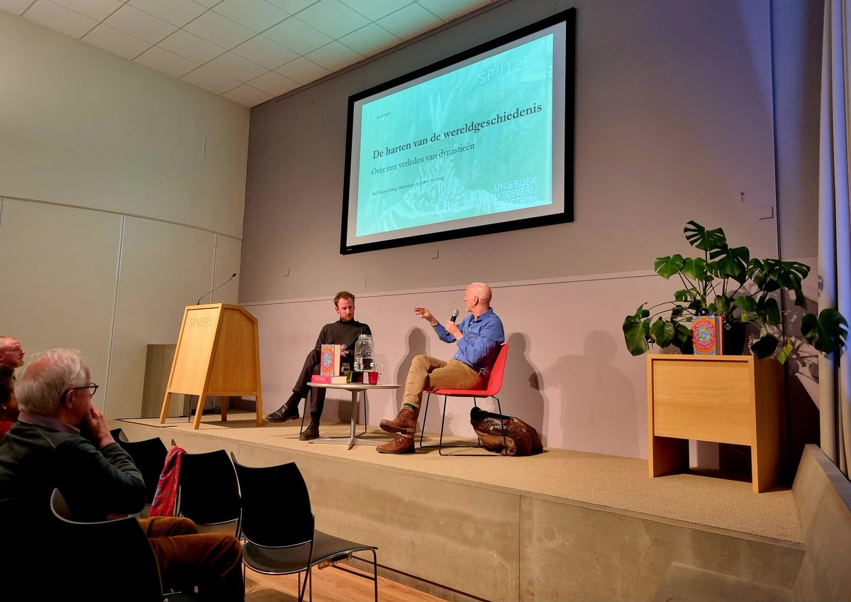 UitgeverijUBHS's tweet photo. Een zeer geslaagde avond met @simonmontefiore in @SPUI25, in samenwerking met @Athenaeum. Montefiores nieuwste boek "De wereld" is nu overal verkrijgbaar #DeWereld https://t.co/yoPwODyeND