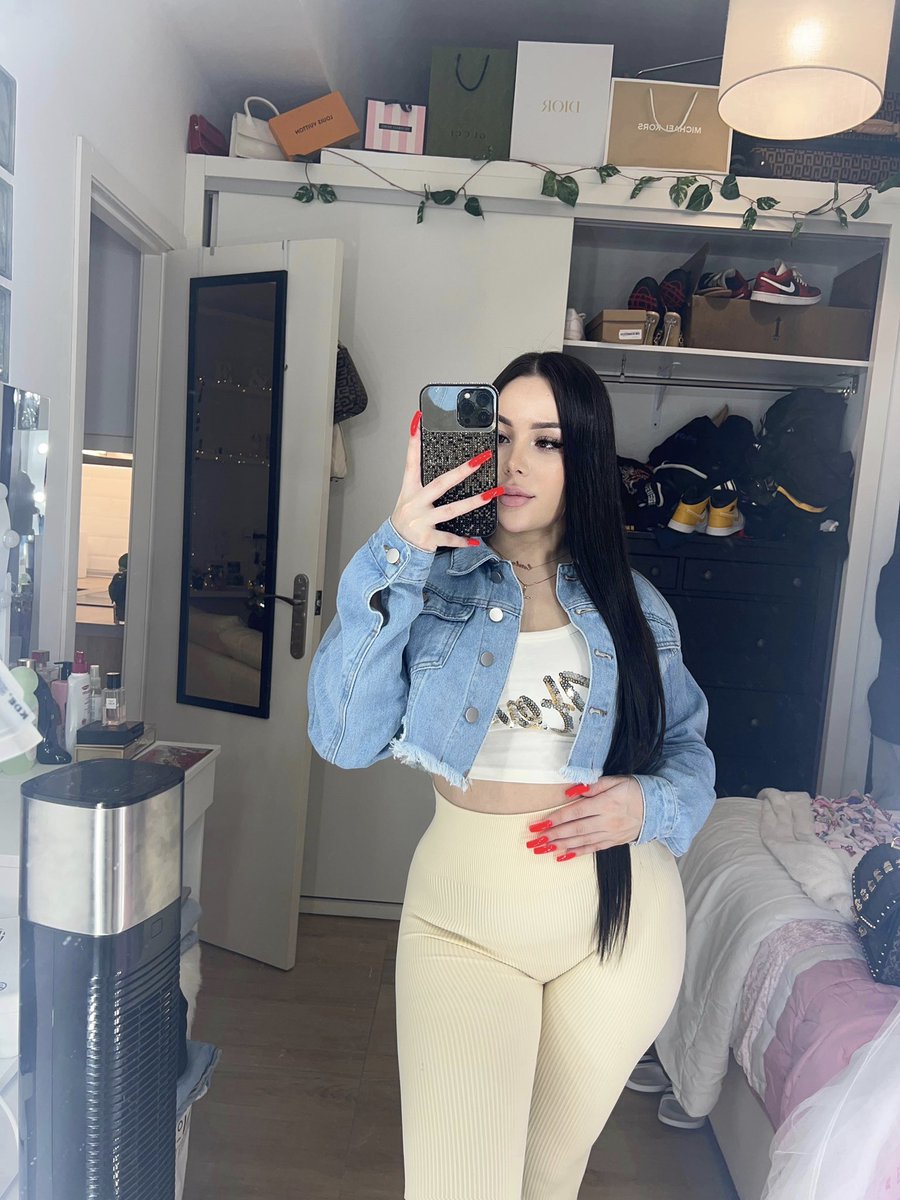 Estela.saubi on Twitter: "🖤🐻👸🏻"