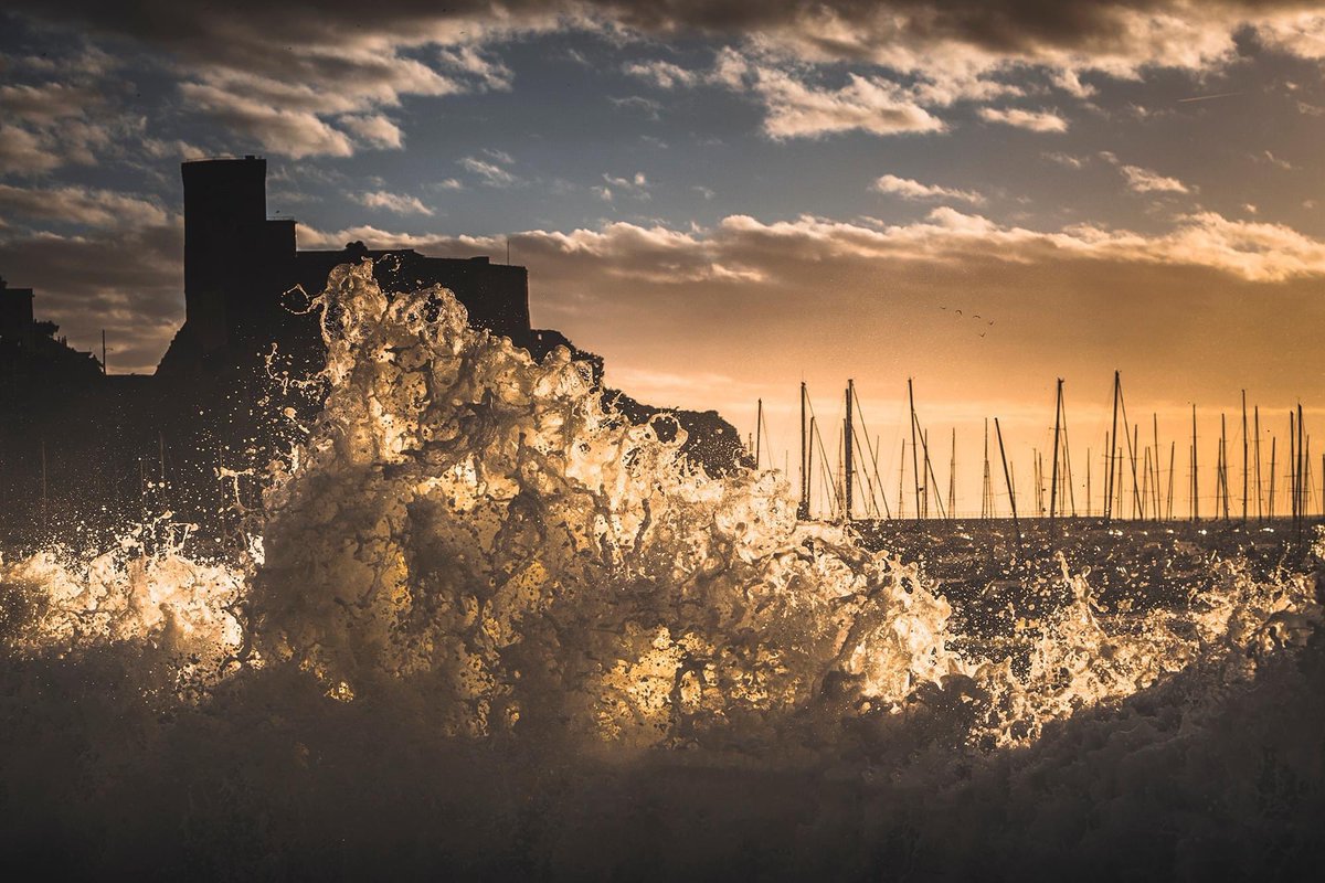 Pkostanzo's tweet photo. Lerici , Liguria, the castle on the background #landscapephotography #lerici #liguria #italy #sunset #gales #stormywind https://t.co/qgsMuuAnY9