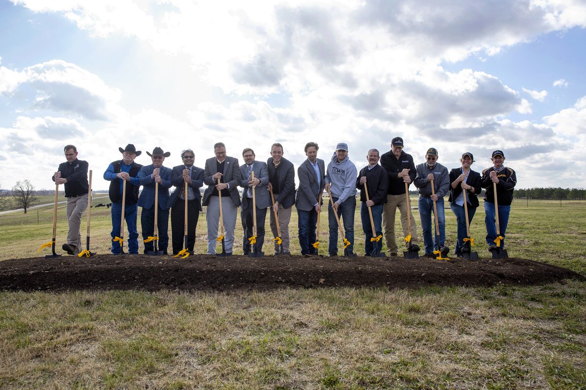 Big things are happening at the Southwest Research, Extension & Education Center in Mt. Vernon! Today, CAFNR & @MUExtension broke ground on a new livestock handling facility that will expand opportunities for research & community education at the facility. showme.missouri.edu/2022/expanding…