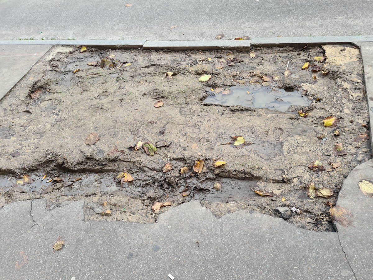 angry_dory's tweet photo. ICIIIIII C'EST #PANTIN !!!! Ah non, les #4chemins ! Aux #4chemins, on peut... 🤔😡 #insalubrité https://t.co/BV5RvYLcoX