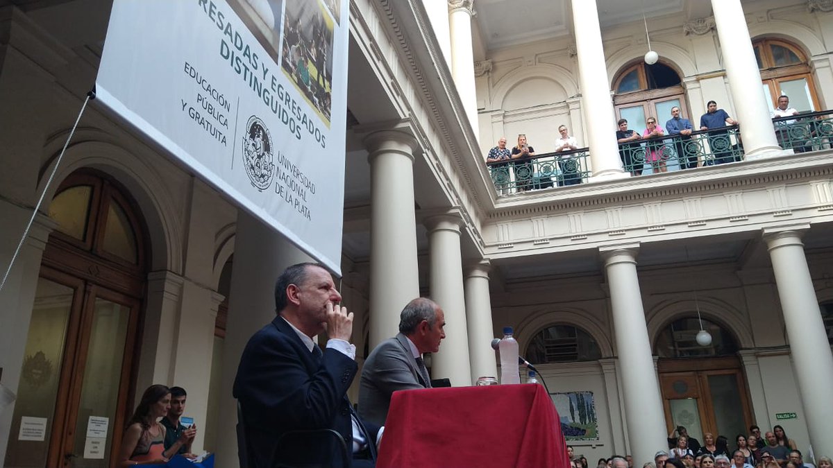 unlp's tweet photo. AHORA en el Rectorado, el presidente @MLopezArmengol encabeza el acto de entrega de diplomas a las Egresadas y Egresados Distinguidos de los Colegios y Facultades #UNLP https://t.co/lXT4yY3Oal