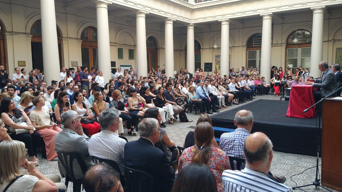 unlp's tweet photo. AHORA en el Rectorado, el presidente @MLopezArmengol encabeza el acto de entrega de diplomas a las Egresadas y Egresados Distinguidos de los Colegios y Facultades #UNLP https://t.co/lXT4yY3Oal
