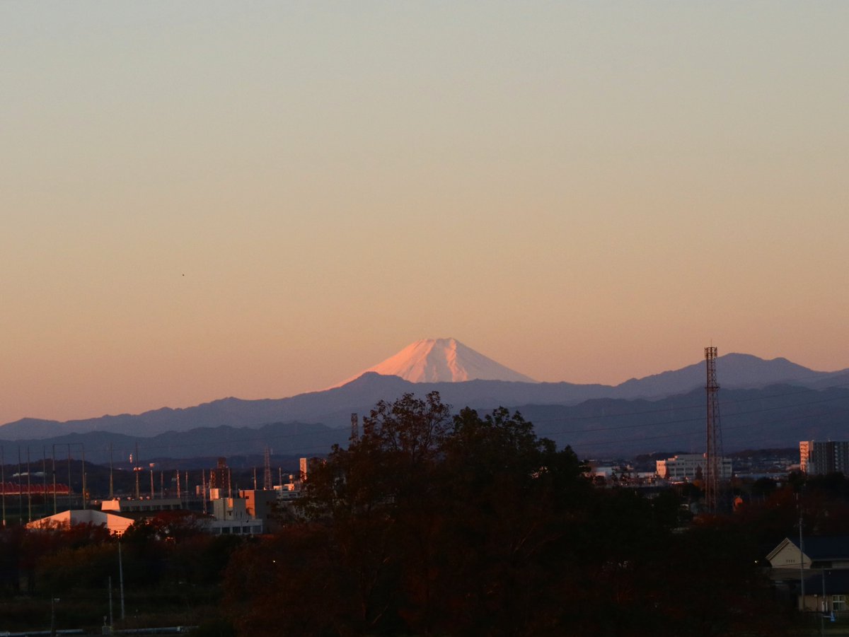 おはようございます、今朝は曇の予報通り全く朝焼けはありませんでしたwww写真は先日の行田市からの朝焼けの富士山です【2022.11.27撮影】