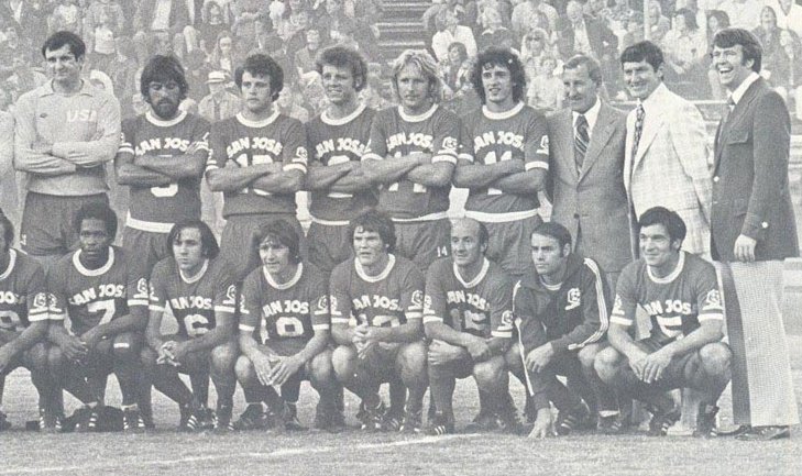 Danes so Američani v osmini finala SP, leta 1974 pa je predsednik kluba z najboljšim obiskom domačih tekem v ligi NASL takole ponosno poziral ob trenerju Ivanu Toplaku (ex-Olimpija) in nogometaših San Joseja. Gospod v beli obleki je bil vrsto let kasneje tudi v Ljubljani. 🙂