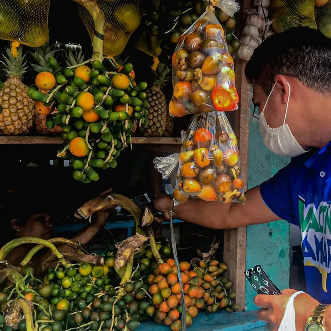 ap_svs's tweet photo. A campanha de combate ao câncer continua, a conscientização sobre o câncer de estômago, próstata e mama ocorreu entre feirantes e produtores rurais.
.
Além disso, a distribuímos camisinhas, que são ferramentas fundamentais contra AIDS, tema do Dezembro Vermelho. https://t.co/ybZg7B1rZL