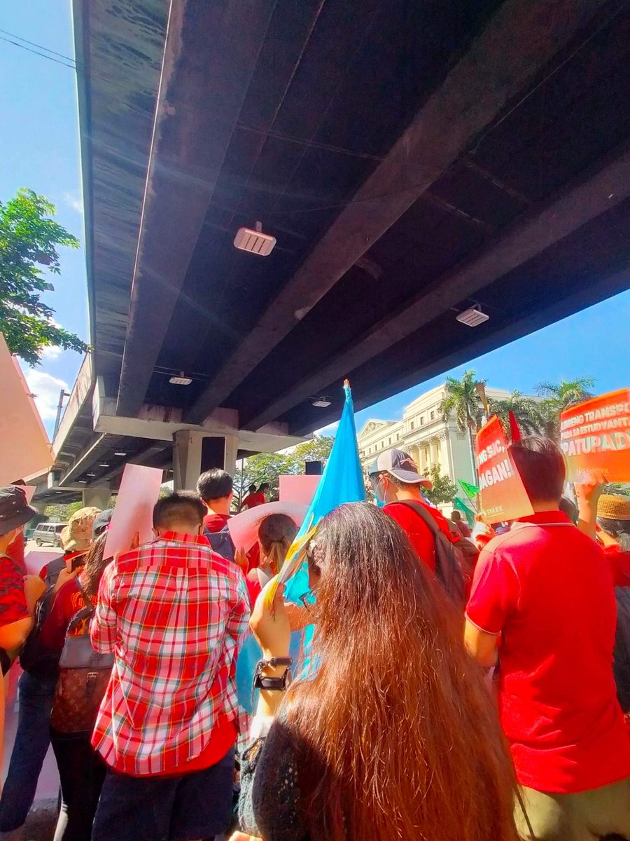 jessicavm_TRL's tweet photo. HAPPENING NOW: Students from different schools marches to Liwasang Bonifacio to take part in the movement aiming to amplify different socio-political issues today, November 30, in line with the commemoration of Bonifacio Day. 

Photo Courtesy: Jude Claire Cruz https://t.co/SAF0ZZnHke