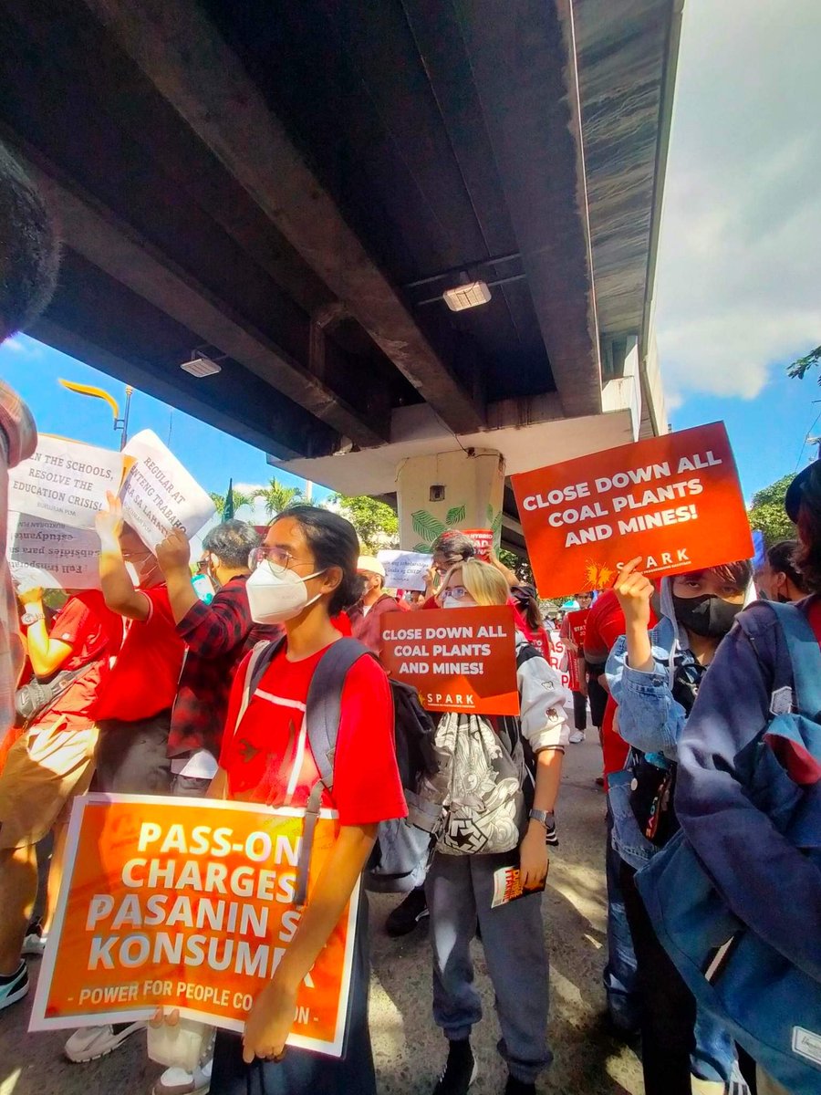 jessicavm_TRL's tweet photo. HAPPENING NOW: Students from different schools marches to Liwasang Bonifacio to take part in the movement aiming to amplify different socio-political issues today, November 30, in line with the commemoration of Bonifacio Day. 

Photo Courtesy: Jude Claire Cruz https://t.co/SAF0ZZnHke