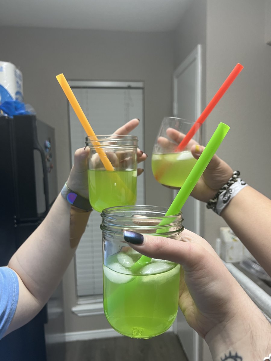kawaiivondoom's tweet photo. we’re drinking reagent 2night, fellas 💚 https://t.co/kB4bHLUPZh