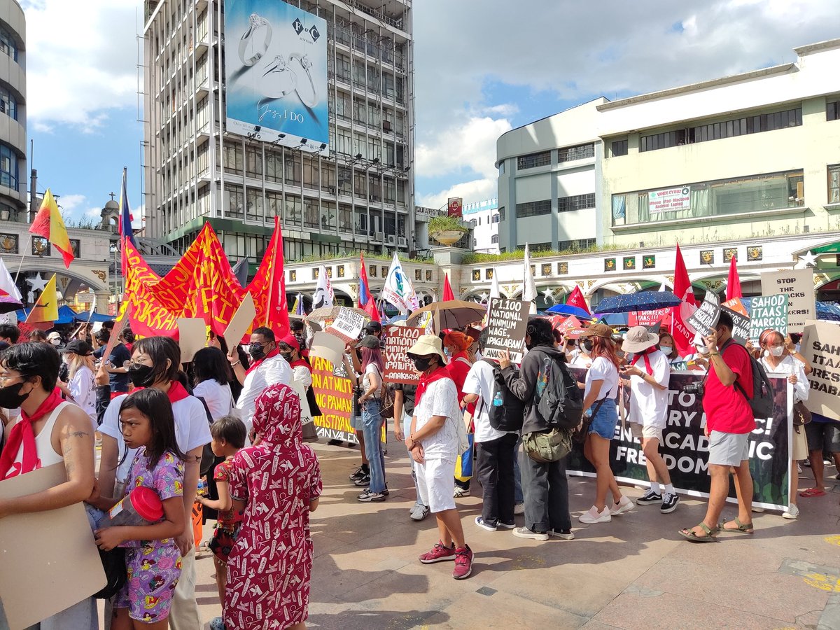 pupcocdakom's tweet photo. 𝗡𝗚𝗔𝗬𝗢𝗡 | Nagmamartsa na patungong Liwasang Bonifacio ang iba't ibang grupo para sa pagdiriwang ng kapanganakan ni Gat. Andres Bonifacio habang bitbit ang panawagan ng iba't ibang sektor ng lipunan. 

| via Lheonel Sanchez https://t.co/dxn1wRBcVT