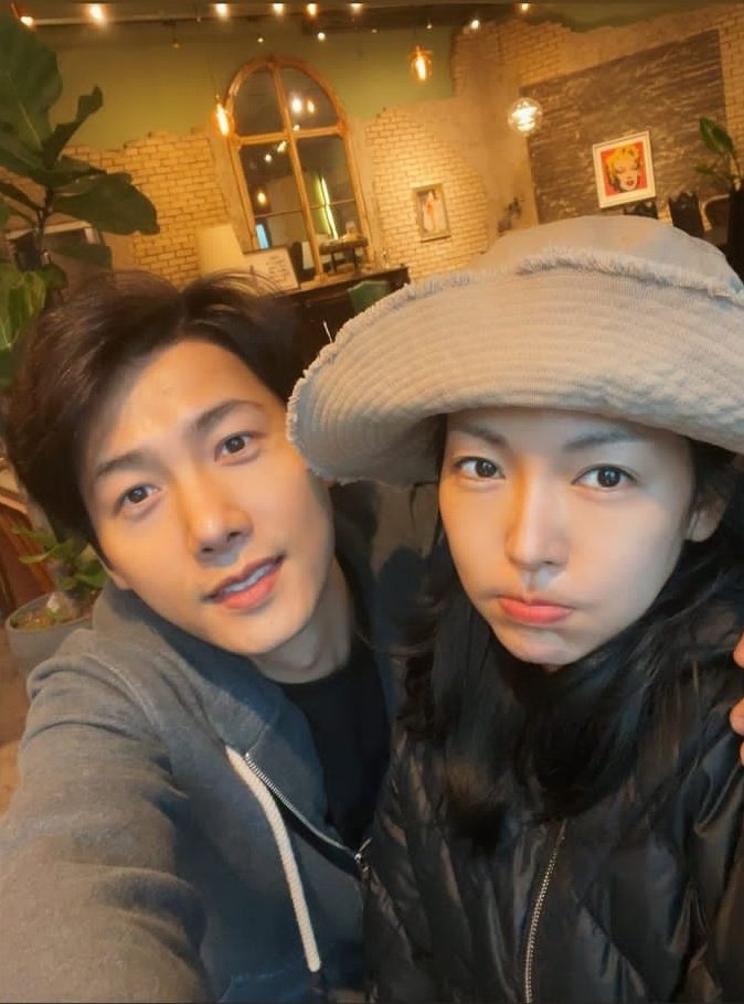 her hair looks very healthy