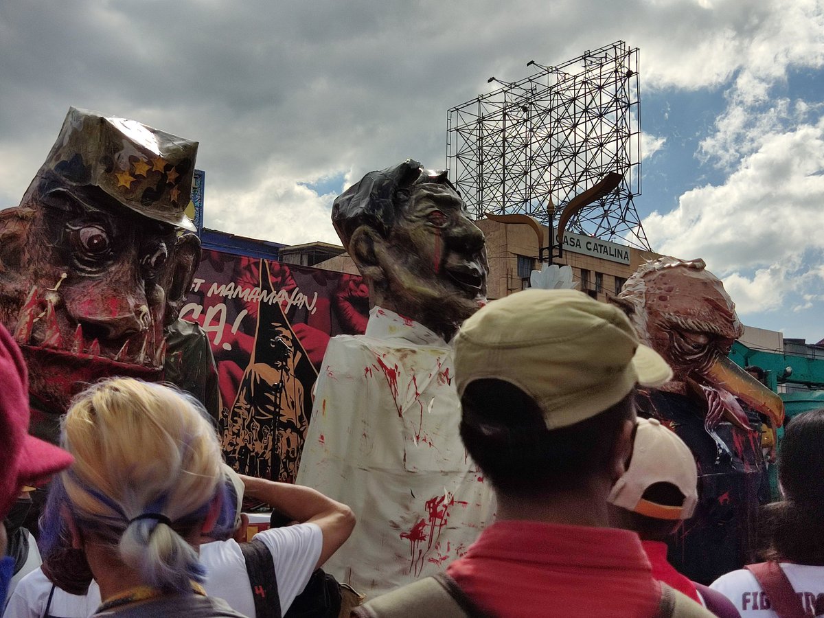 pupcocdakom's tweet photo. 𝗡𝗚𝗔𝗬𝗢𝗡 | Nagmamartsa na patungong Liwasang Bonifacio ang iba't ibang grupo para sa pagdiriwang ng kapanganakan ni Gat. Andres Bonifacio habang bitbit ang panawagan ng iba't ibang sektor ng lipunan. 

| via Lheonel Sanchez https://t.co/dxn1wRBcVT