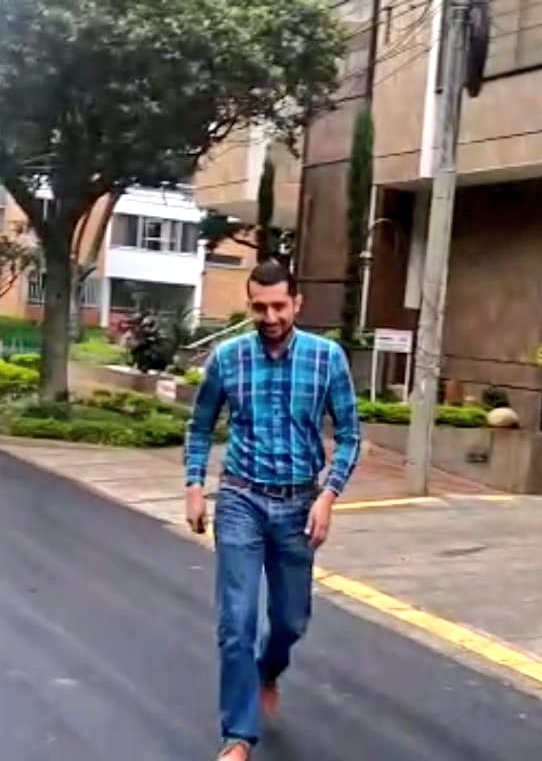 satelicel's tweet photo. #Bucaramanga nos reportan este conductor CERO CULTURA CIUDADANA quien de manera olimpica parqueo su carro en la via pública frente a la salida del parqueadero del Edificio Jeremy en cabecera
1 hora despues llega riendose cínicamente
@JoseImpacto @DC_Bucaramanga
@transitobucara https://t.co/wEQM6R4yLG