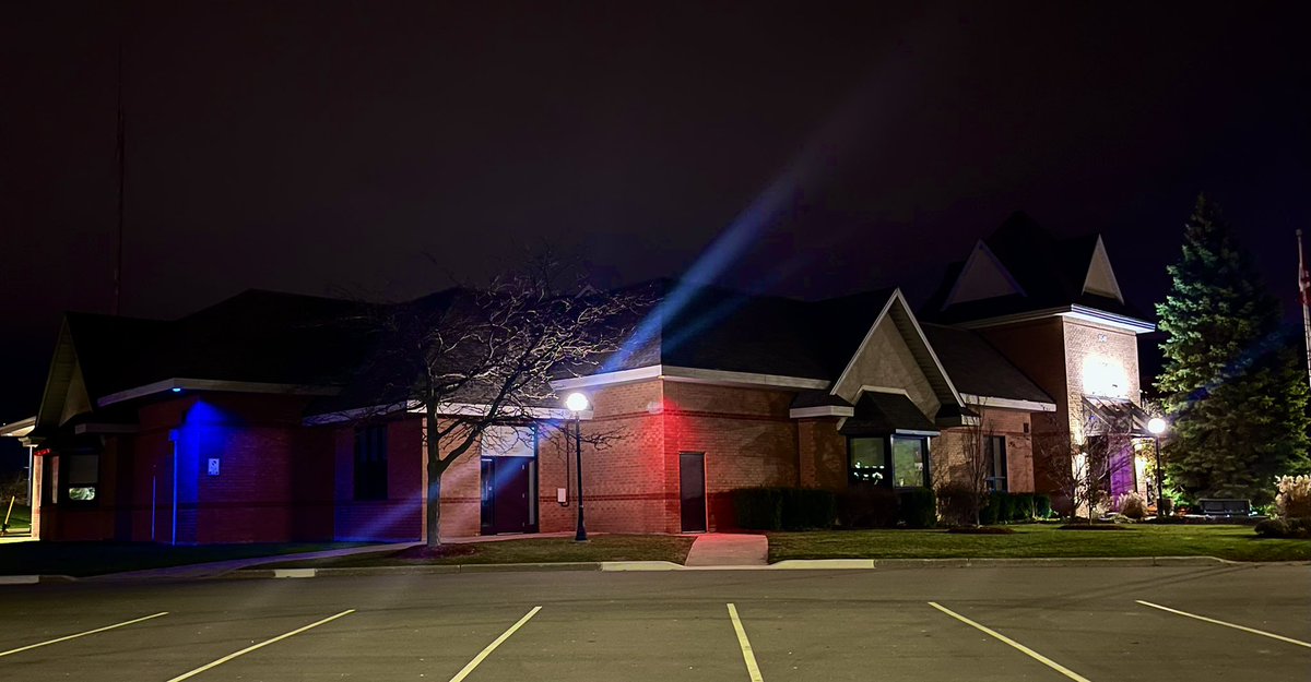 #ThoroldON City Hall is illuminated red, blue, gold and white tonight in recognition of #GivingTuesday. 

#GivingTuesdayCA <a href="/niagaragives/">NiagaraGives</a> #NiagaraLightsUpTogether