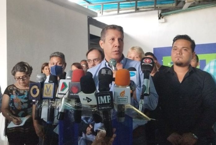 Diario_ElTiempo's tweet photo. #ElDíaEnVzla Henri Falcón: En Venezuela hoy la mayoría de sus ciudadanos demanda un cambio en la conducción política https://t.co/pFu4BX6CN2 https://t.co/90W8kndpTW