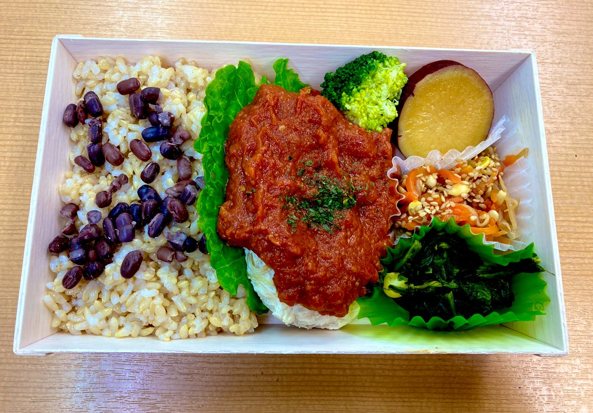 corchalkudan's tweet photo. 本日のおすすめ❣️鶏バーグアラビアータソース🍅です🫡✨小豆には、胃腸を整え體を潤し、解毒・利尿作用などの効能がございます❣️スイーツと共に、午後からの活力に💖💕
#小豆　＃玄米弁当　＃コーチャル　＃無添加 https://t.co/SQWFU3K67d