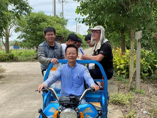 ShLetsMeet's tweet photo. A team of heavily-tanned #Shanghai scientists unraveled secrets of "super" #corns🌽. Teamed up with #Shanghai Normal University, researchers at the Center for Excellence in Molecular Plant Sciences (#CEMPS) published a paper on a key gene in corns in science journal @Nature. https://t.co/qvDQ9HKU0J