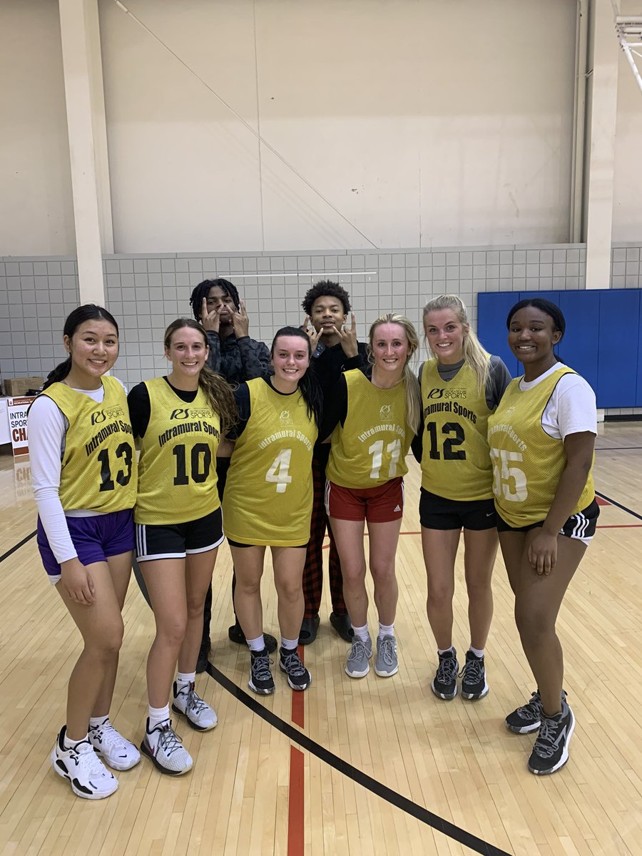 biggs_ella's tweet photo. so happy to have got back on the court with my best friends <3 #hoosierdaddy https://t.co/gf2nMqO5jn