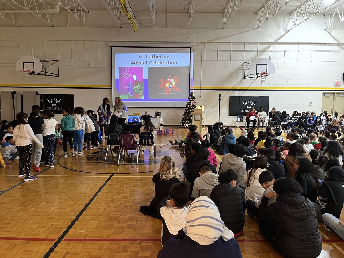 StCatherineECSD's tweet image. We all gathered together in the gym for a beautiful Advent Celebration today 🕯️ ✝️ Thank you so much to Father Julian for joining us this afternoon! @EdmCathSchools #advent2022 #firstweekofadvent #weekofhope