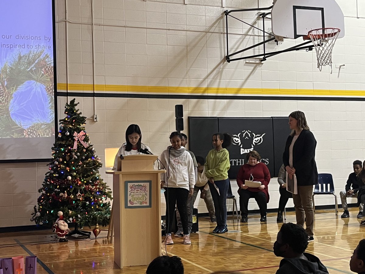 StCatherineECSD's tweet image. We all gathered together in the gym for a beautiful Advent Celebration today 🕯️ ✝️ Thank you so much to Father Julian for joining us this afternoon! @EdmCathSchools #advent2022 #firstweekofadvent #weekofhope