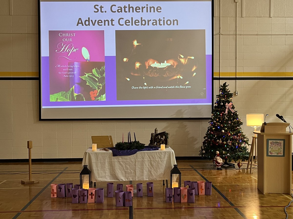 StCatherineECSD's tweet image. We all gathered together in the gym for a beautiful Advent Celebration today 🕯️ ✝️ Thank you so much to Father Julian for joining us this afternoon! @EdmCathSchools #advent2022 #firstweekofadvent #weekofhope