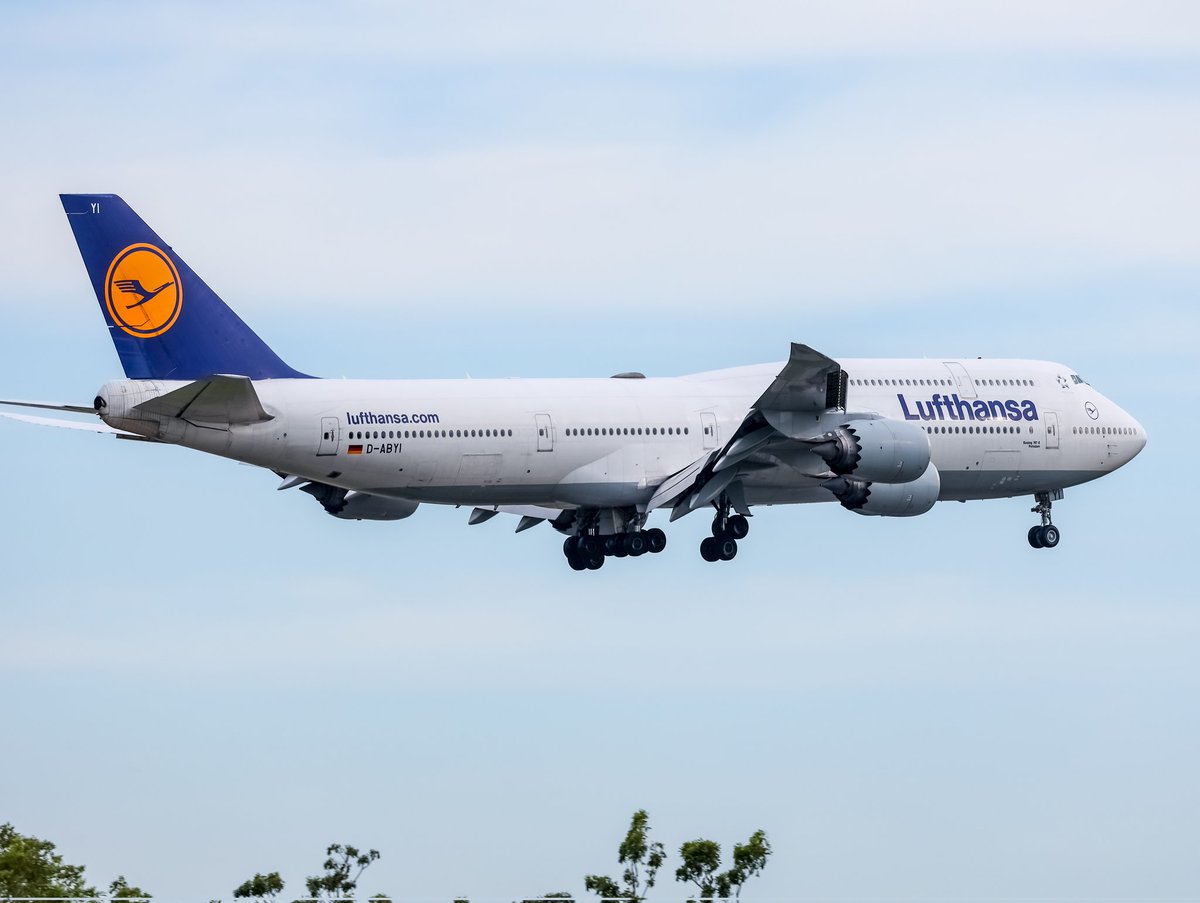 johnkkho's tweet photo. Lufthansa Boeing 747-830 D-ABYI Potsdam is on short final for runway 20R #changiairport https://t.co/y00DEZn3mg