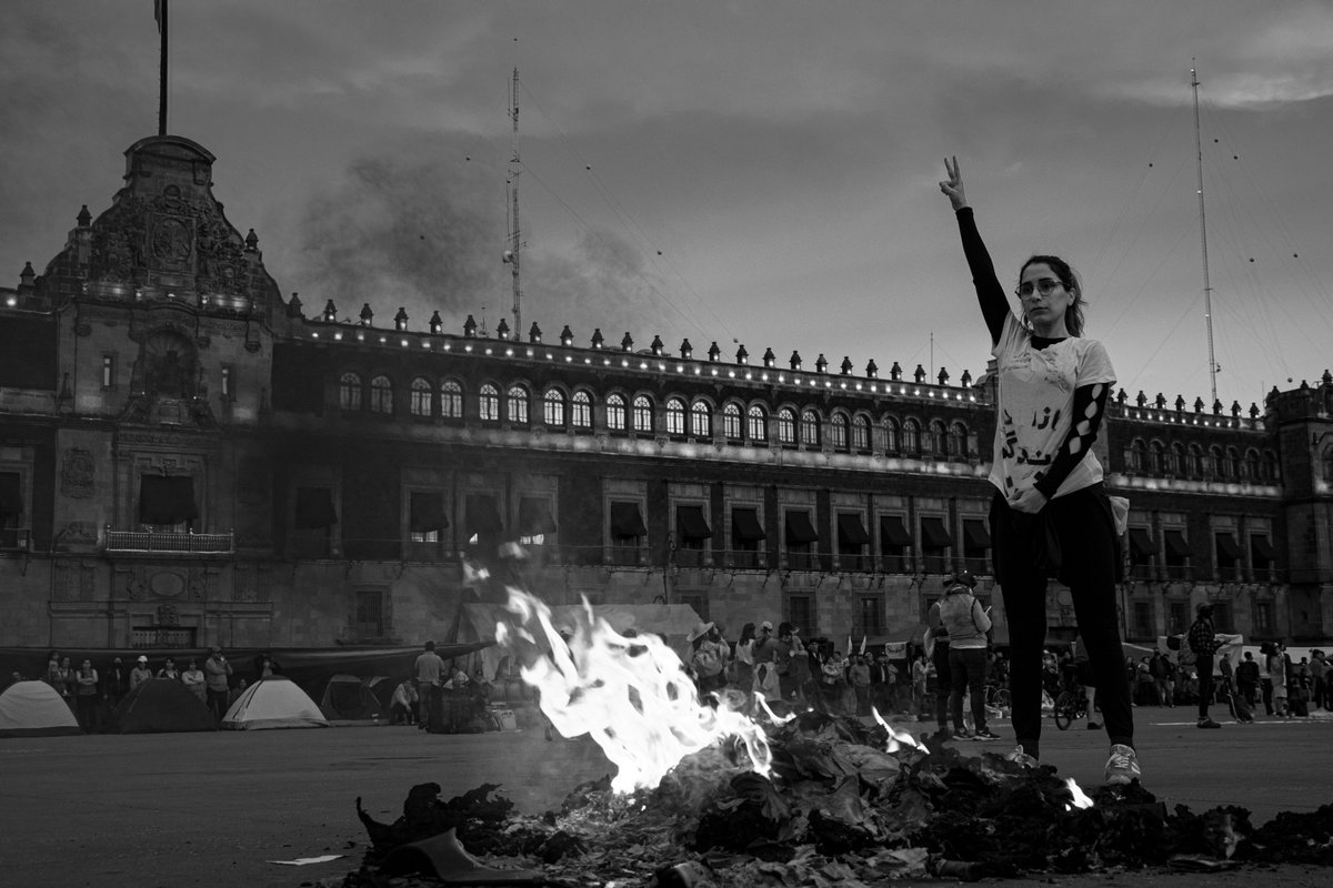 losprostitutas's tweet photo. Un día más en la Gran Tenochtitlan asfaltada.

#25N #streetphoto https://t.co/CozLp0jyis