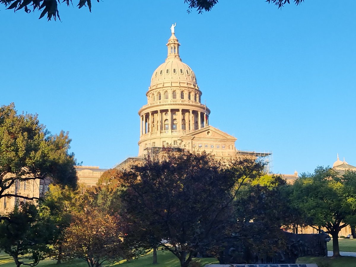 wekesa_amos's tweet photo. Been an interesting day today, started out with 1hr 30minutes jog, walked for 2 hours and cycled around Austin for 3 hours with @Andrewwegoye and @AdeleCutler 

We had an amazing guide while doing the cycling around Austin! Learnt so much about Austin. https://t.co/IW0uL5yk4D