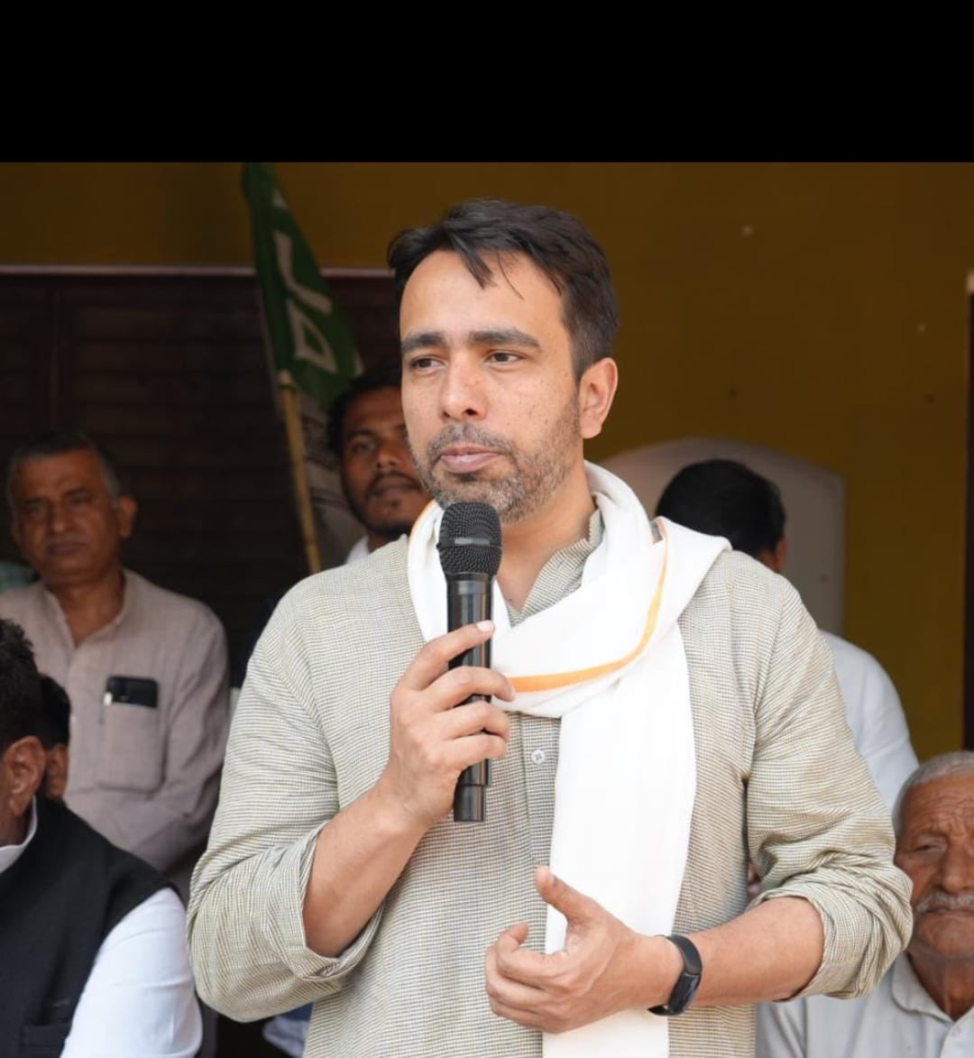 Jiyachaudhary31's tweet photo. अहंकार और संस्कार में फर्क है, अहंकार दूसरों को झुकाकर खुश होता है और संस्कार स्वयं झूलकर खुश होता है।🙏💪🧚‍♂️❤️ https://t.co/rHtc5WWVes