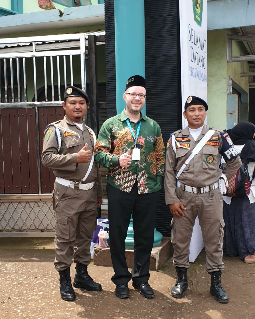 Bagi yang penasaran, topi Banser itu pemberian dari teman-teman saya di unit Banser yang bekerja di pesantren Hasyim Asyari di Jepara. Saya pendukung besar GP Ansor dan Banser yang sama-sama melakukan pekerjaan penting.