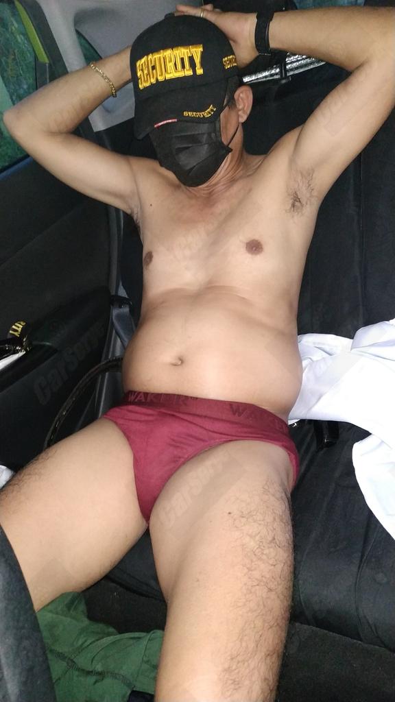 altercation1995's tweet photo. #CarSerye Guy No.316 - Sa isang empty housing project nakadestino si 51-year-old Straight Daddy Sekyu ng Marilao, Bulacan. Hindi kami nahirapan dahil kahit saan, pwedeng pwede mag-park. Kahit medyo may edad na, tigasin pa din at marami pang katas. Comment kayo para mabasa niya. https://t.co/dUmp8kbMvb