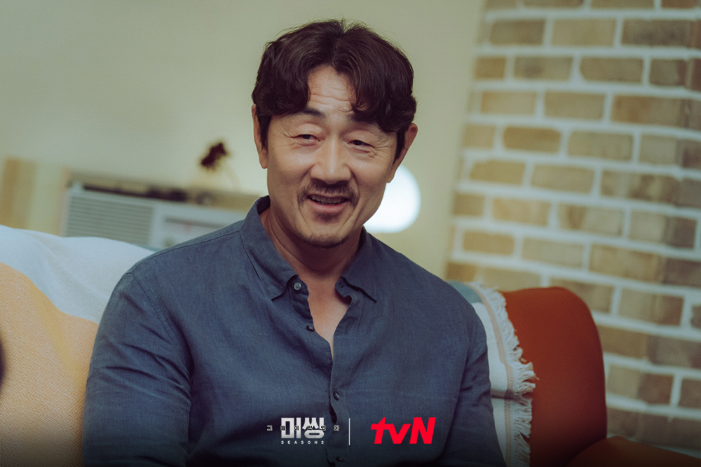 <미씽: 그들이 있었다2> 허준호 스틸 공개🌟 인자한 미소를 머금고 있는 장 씨 아저씨! 겉보기에는 까칠? 알고 보면 세상 제일 따스한 판석🌸 12/19...