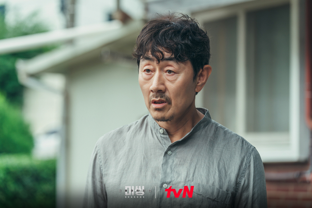 <미씽: 그들이 있었다2> 허준호 스틸 공개🌟 인자한 미소를 머금고 있는 장 씨 아저씨! 겉보기에는 까칠? 알고 보면 세상 제일 따스한 판석🌸 12/19...