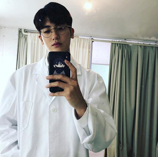 siwaaNhs's tweet photo. 쿵식이 의사가운 입어주는거입 ❓❓❓❓❓ https://t.co/wYYzbYCqoT