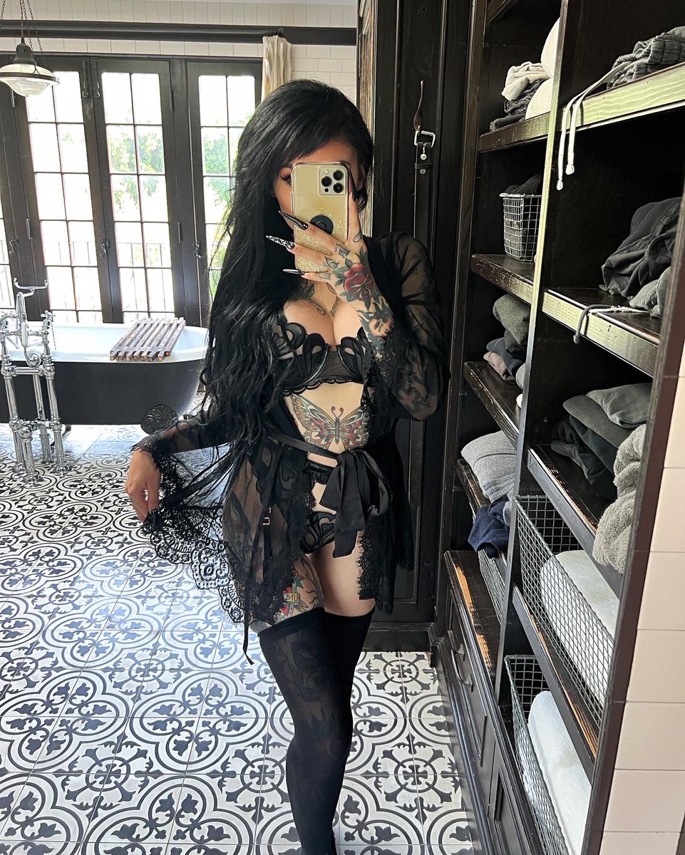 Bella on Twitter "I will be going live on the SuicideGirls free